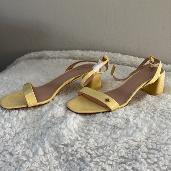 NIB Nannete Lepore size 11 sandles yellow - Picture 2 of 4